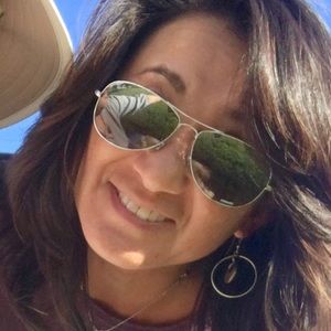 Meet your Posher, Debbie